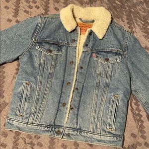 Small women’s Levi’s Sherpa trucker jacket.